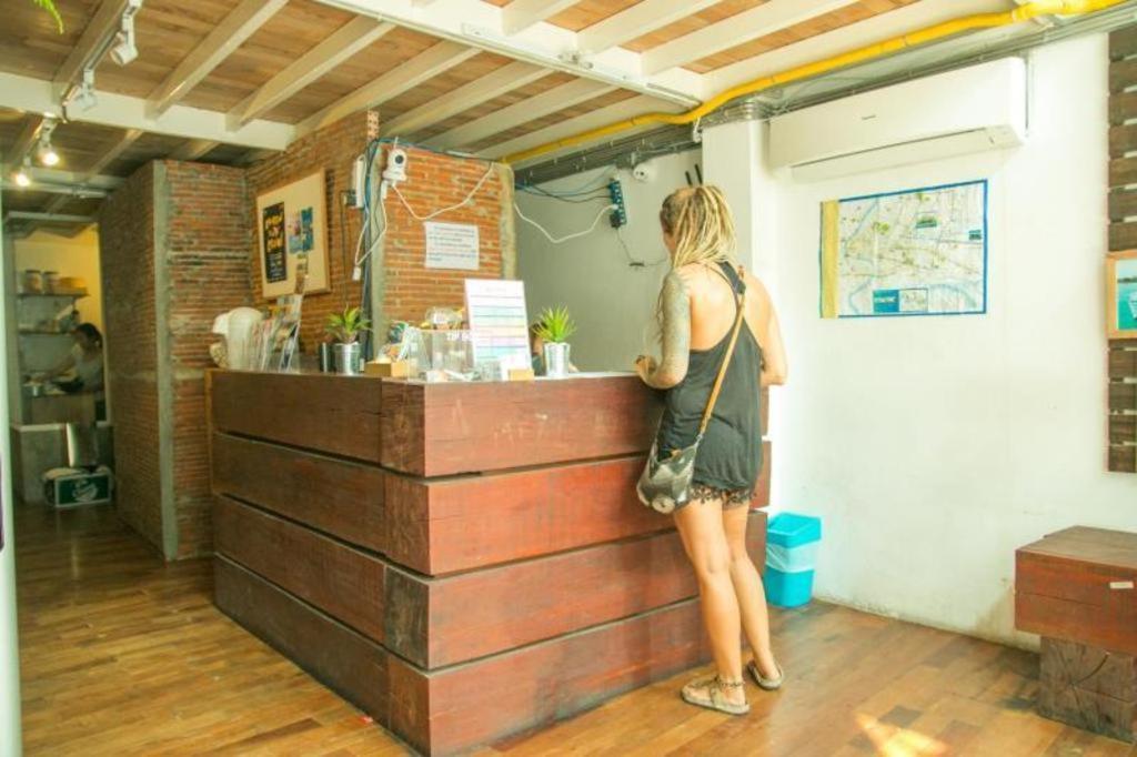 The Street Hostel Банкок Екстериор снимка