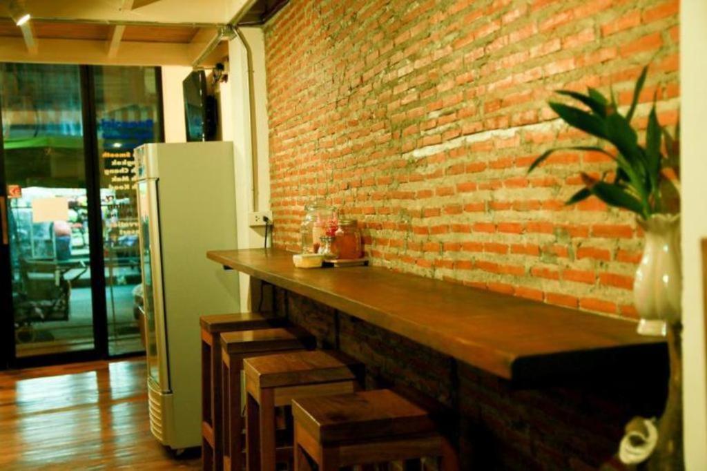The Street Hostel Банкок Екстериор снимка
