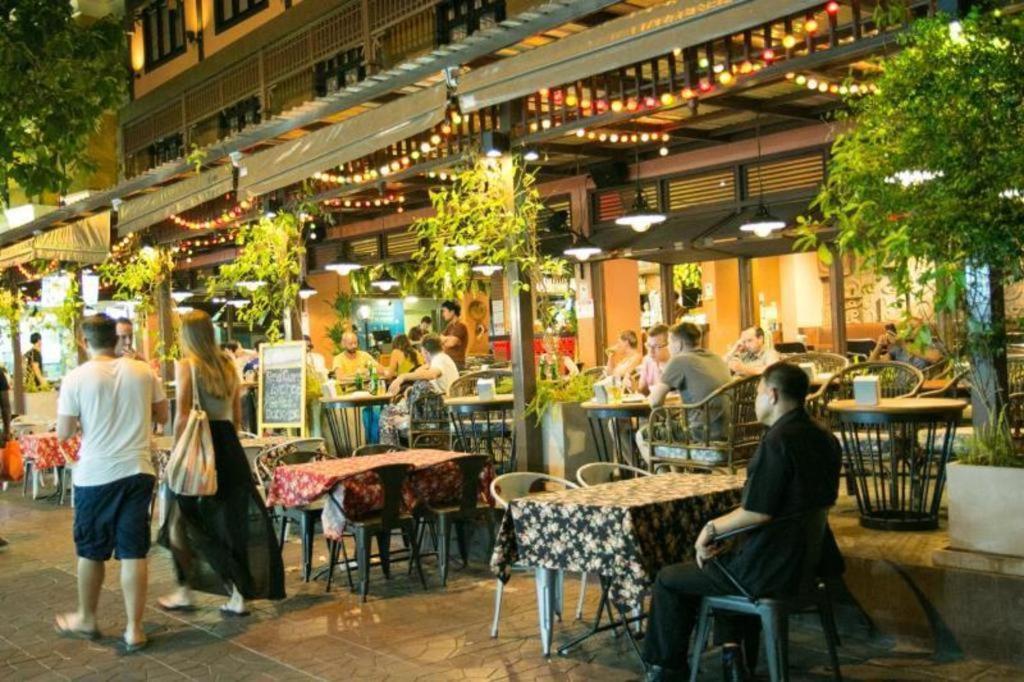 The Street Hostel Банкок Екстериор снимка