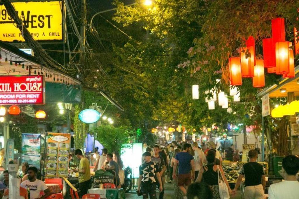 The Street Hostel Банкок Екстериор снимка