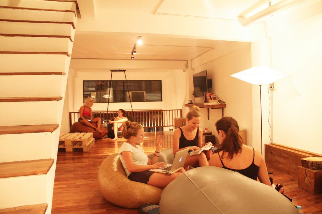 The Street Hostel Банкок Екстериор снимка