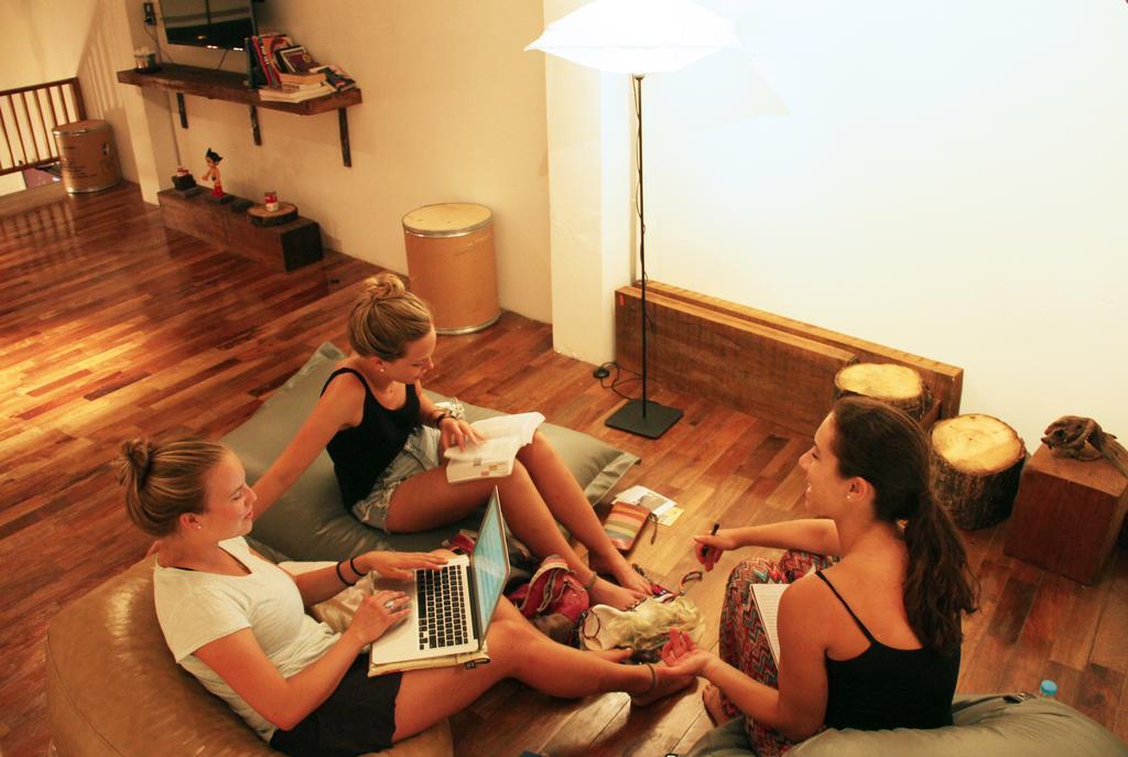The Street Hostel Банкок Екстериор снимка