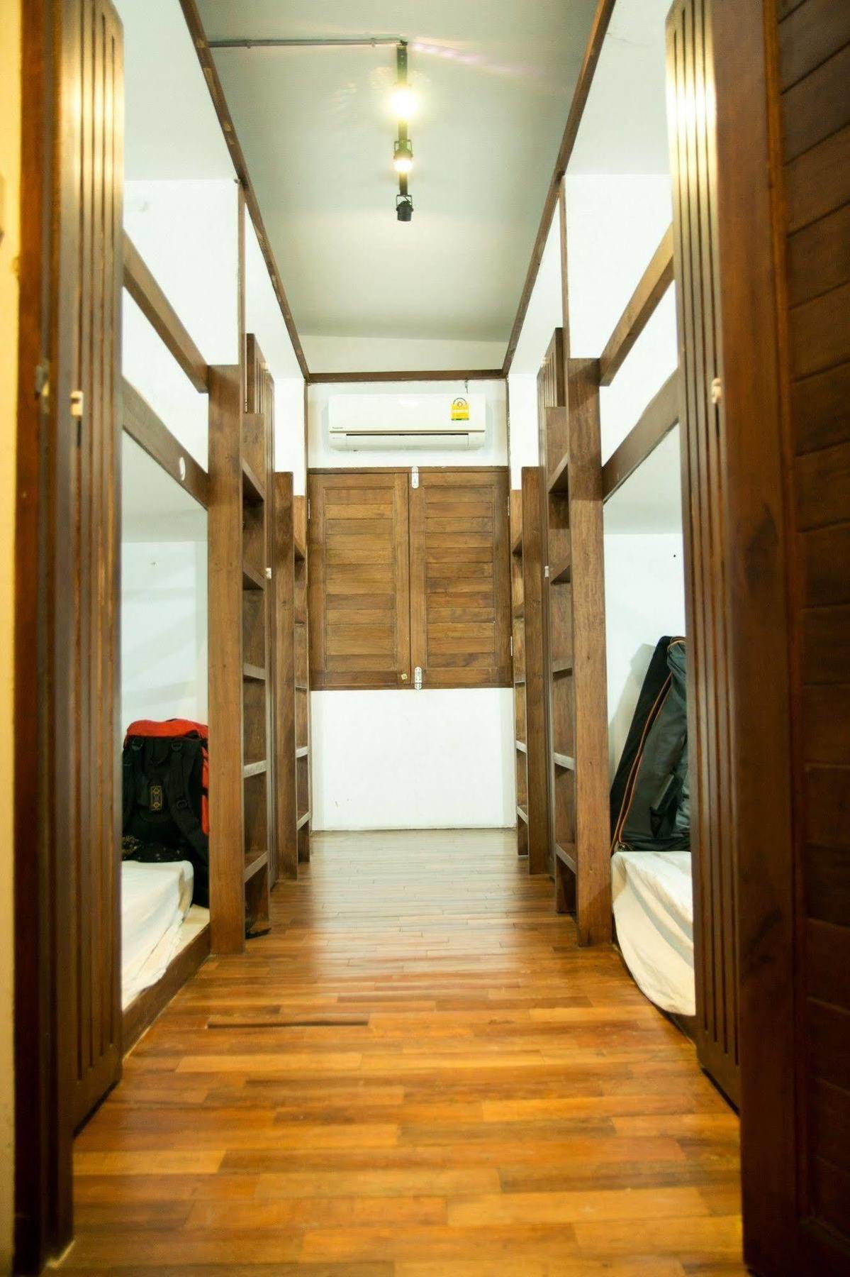 The Street Hostel Банкок Екстериор снимка