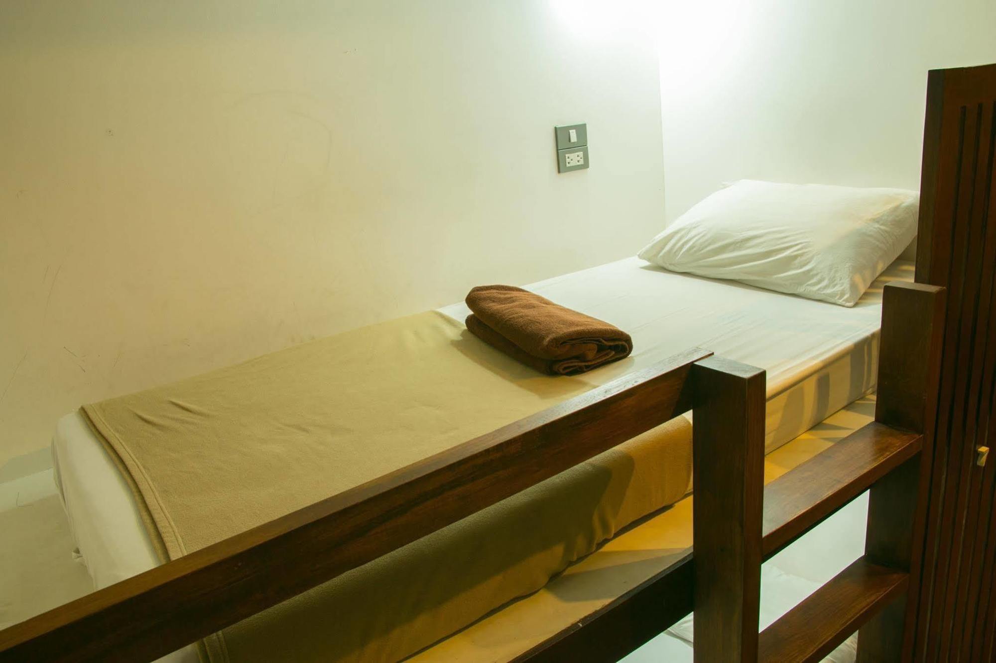 The Street Hostel Банкок Екстериор снимка