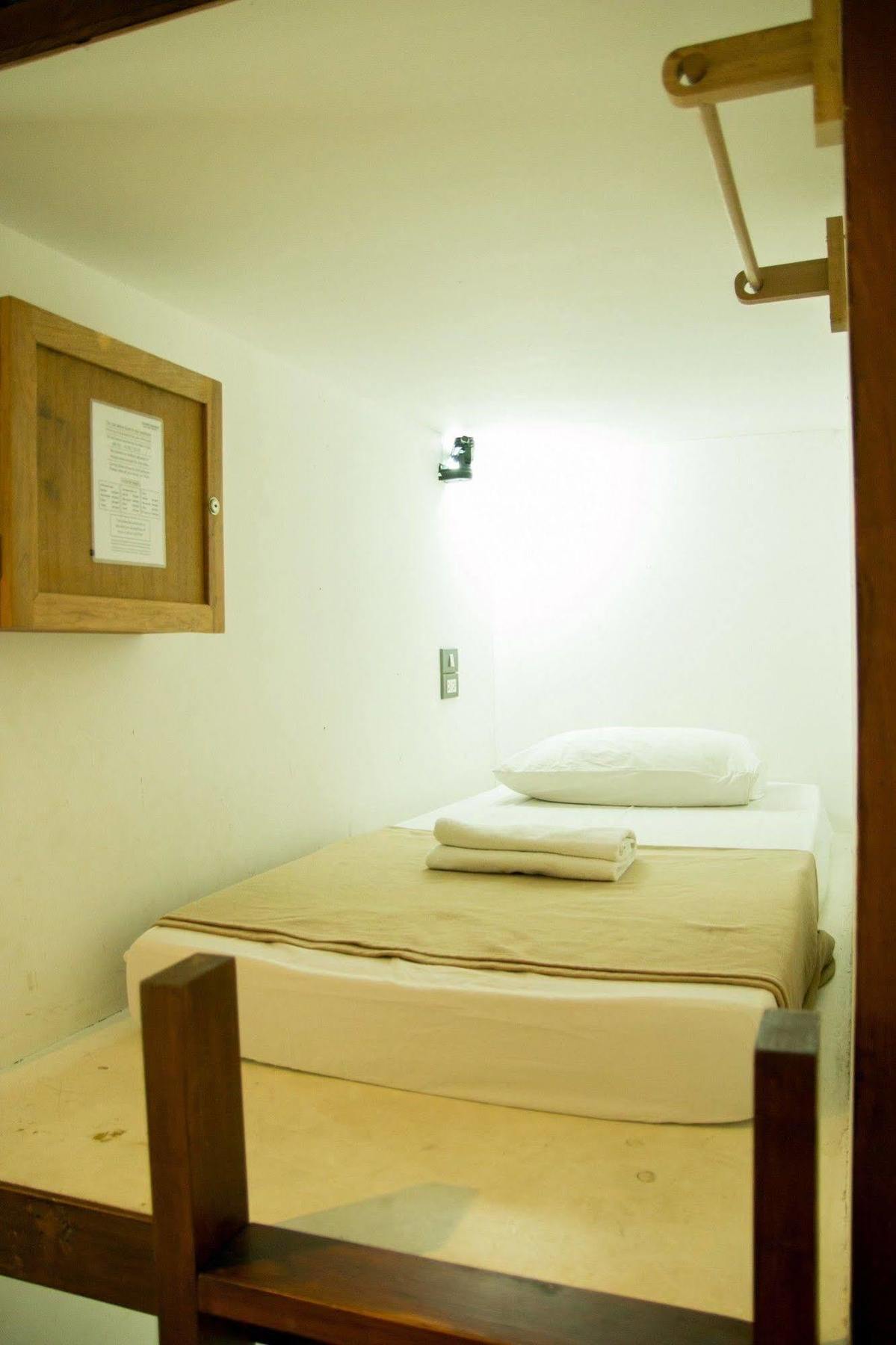 The Street Hostel Банкок Екстериор снимка