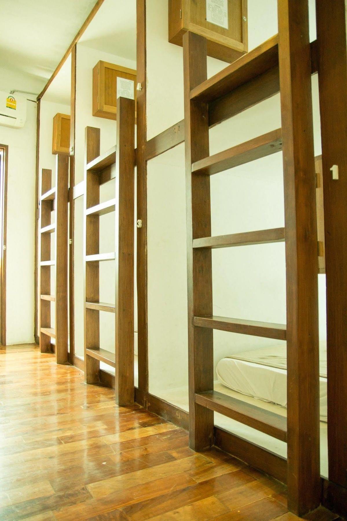 The Street Hostel Банкок Екстериор снимка