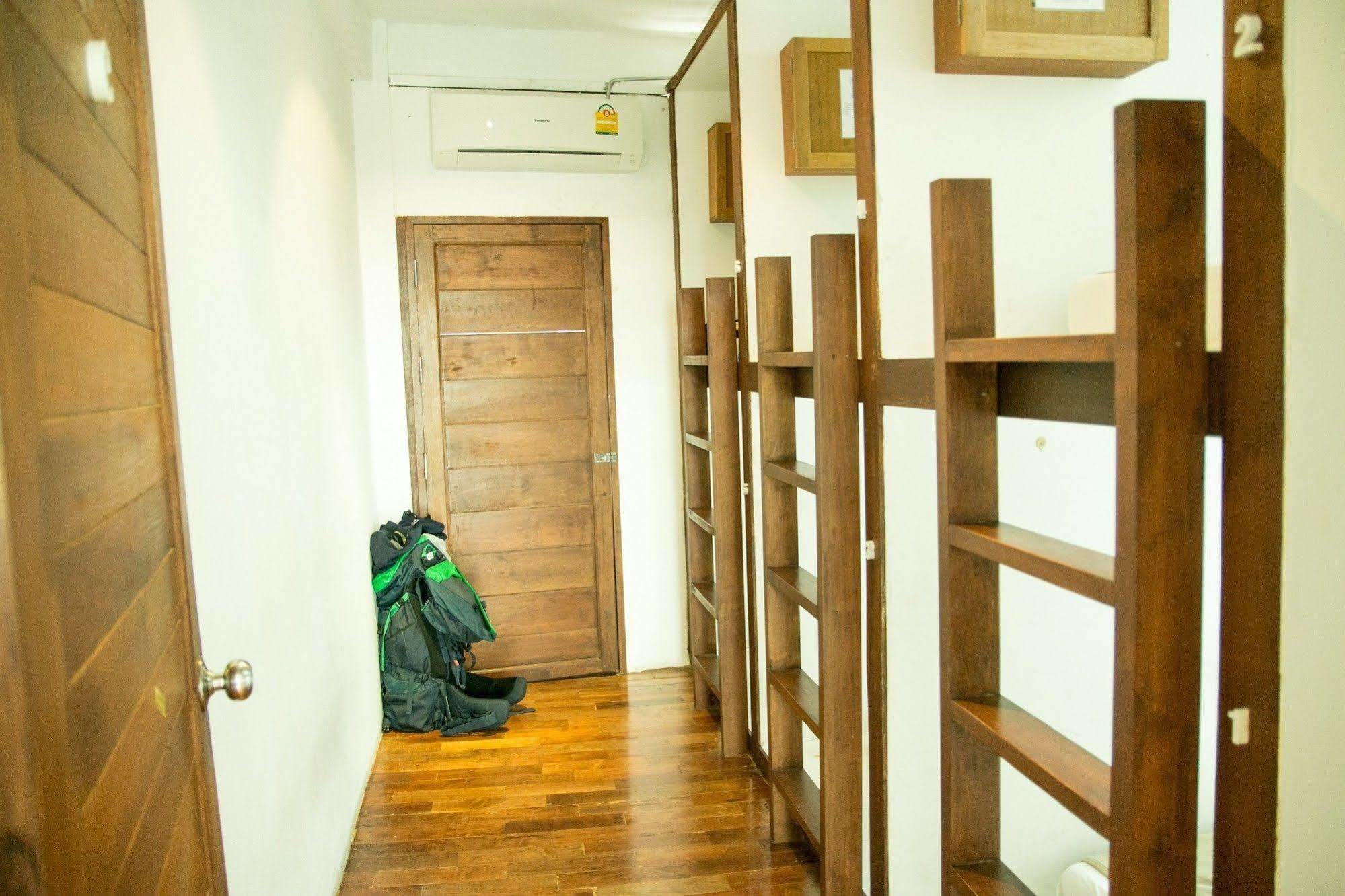 The Street Hostel Банкок Екстериор снимка
